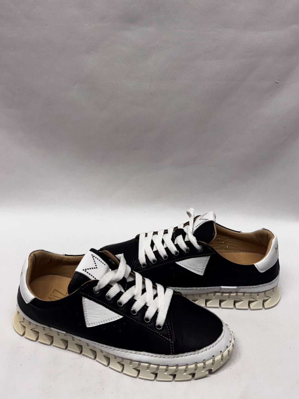MIZ MOOZ LEATHER CASUAL PLATFORM LACE UP SNEAKERS BLACK / WHITE 37EU / 7US S 35